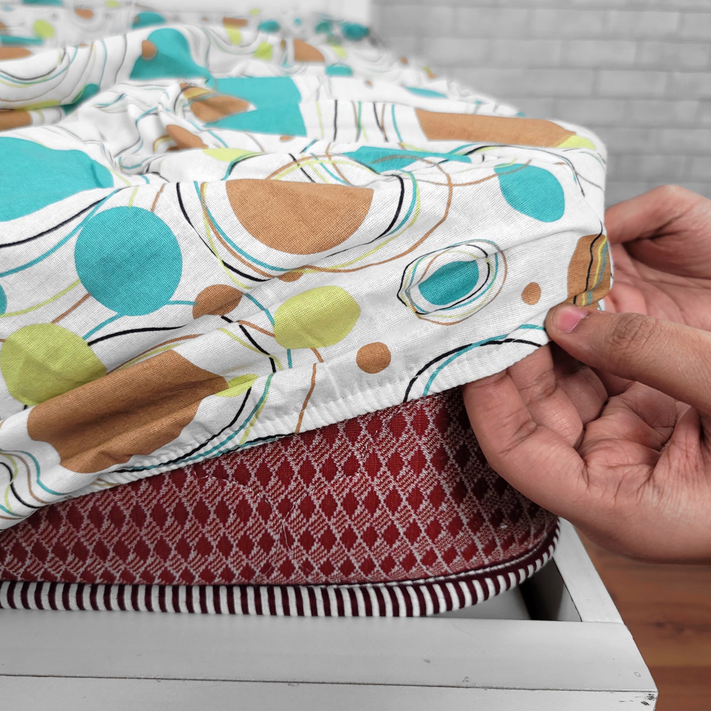 Doodle Round Printed Cotton Elastic Fitted Bedsheet For Double Bed