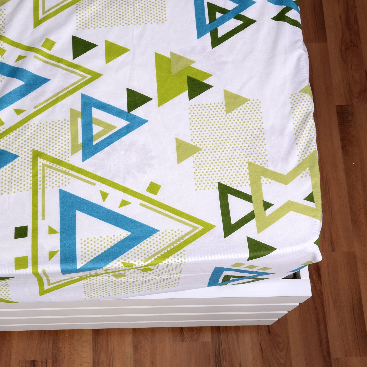 White and Blue 144 TC 100% Cotton Geometric Elastic Fitted Double Bed Bedsheet with 2 Pillow Covers For Bedroom