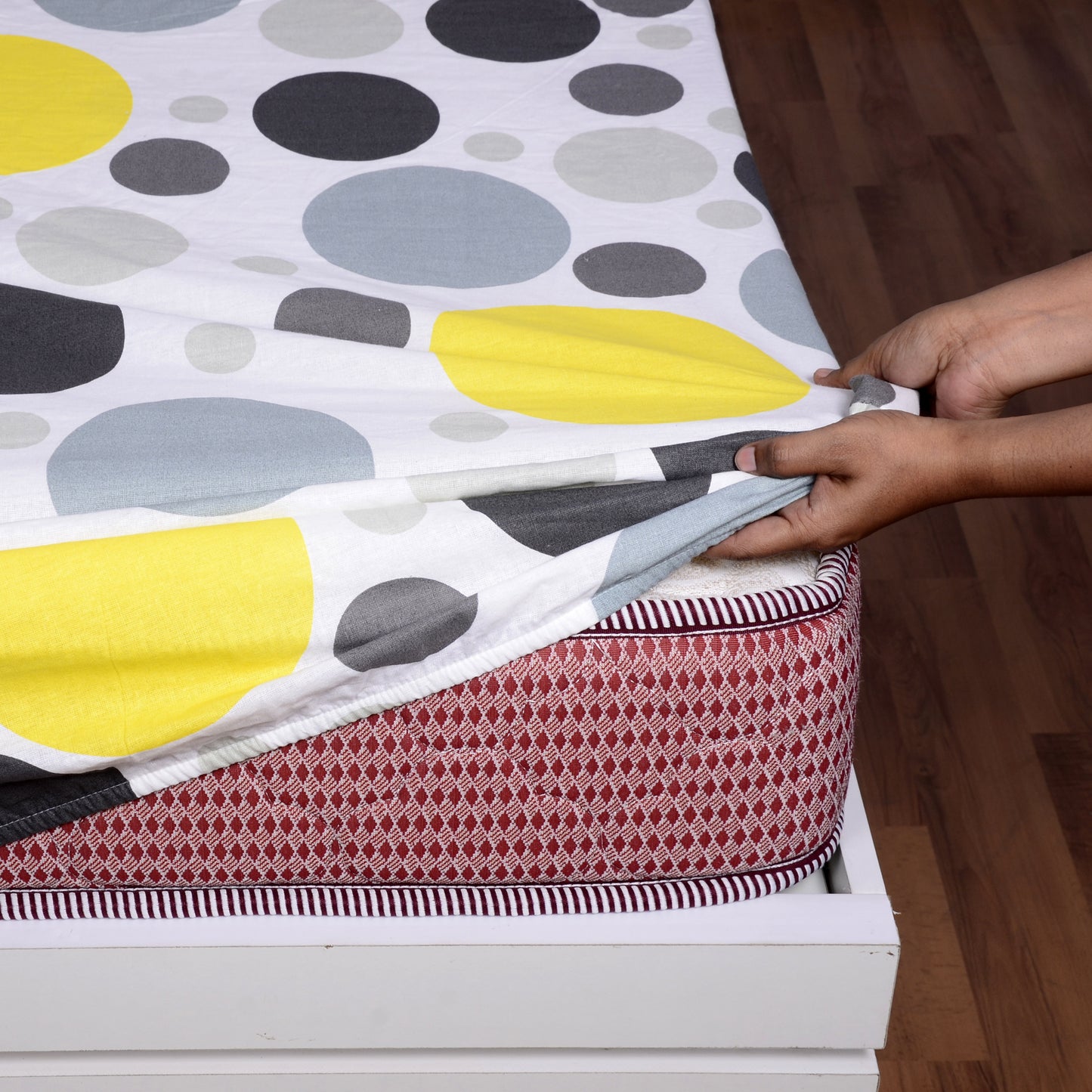 Grey Lagoon Polka Dots Elastic Fitted Bedsheet For King Bed
