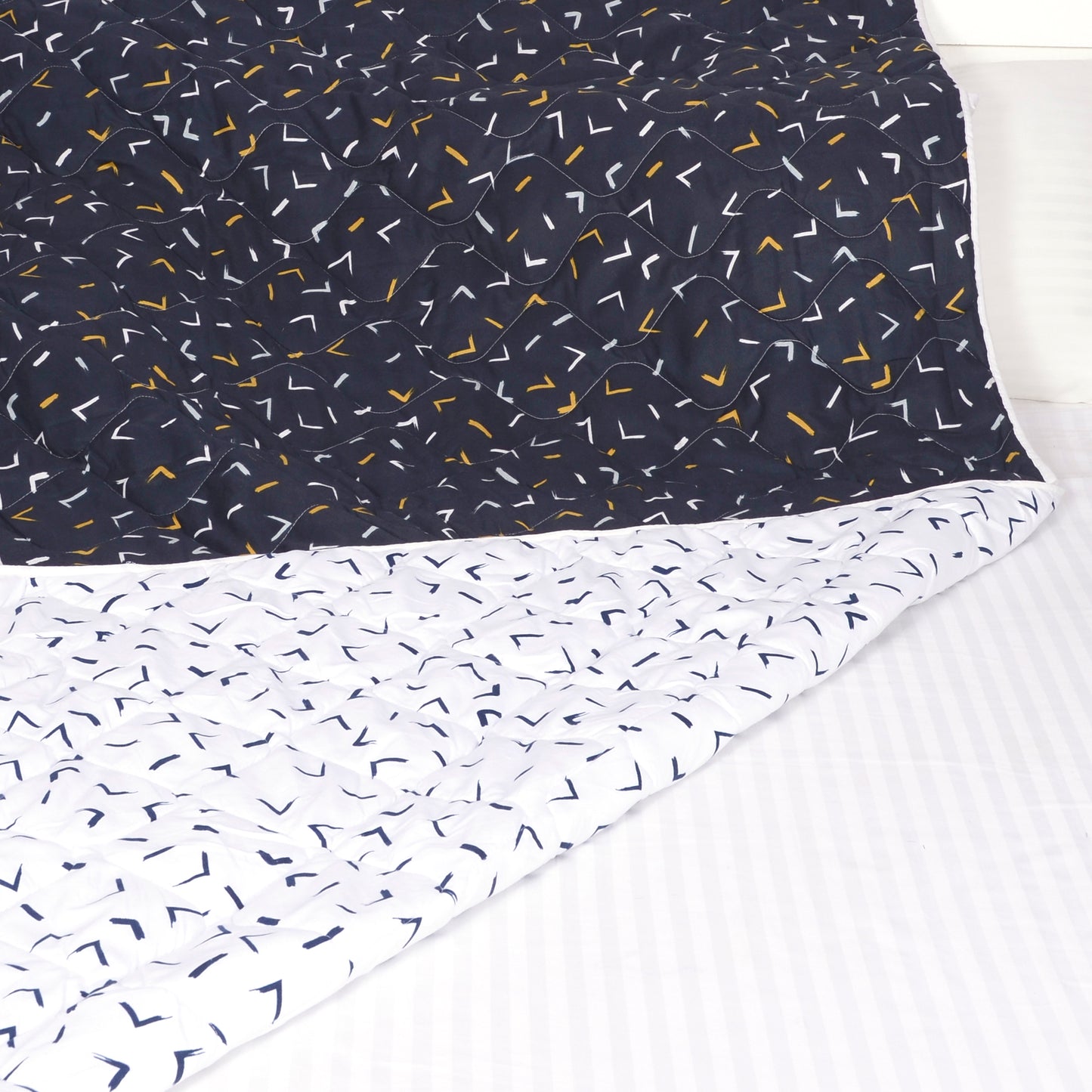 Blue And Gold Arrows Double Bed AC Quilt Comforter