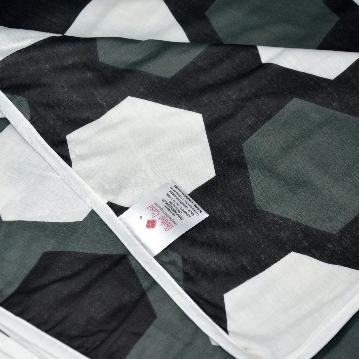 Grey And White 120 TC 100% Cambric Cotton Abstract Hexagon Single Bed AC Blanket Dohar for All Season