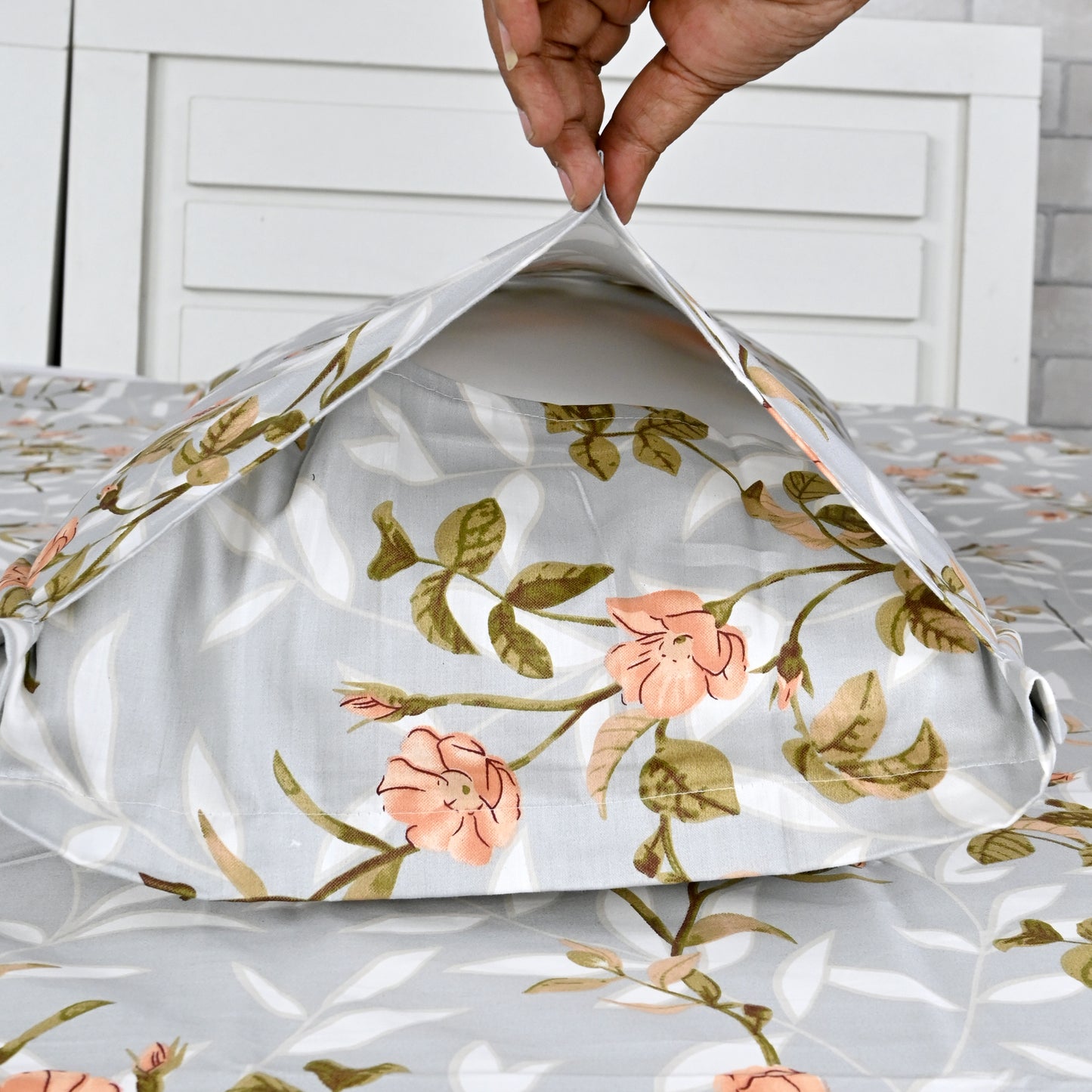 210 TC Elegant Floral Grey King Size Bedsheet with 2 Pillow Covers