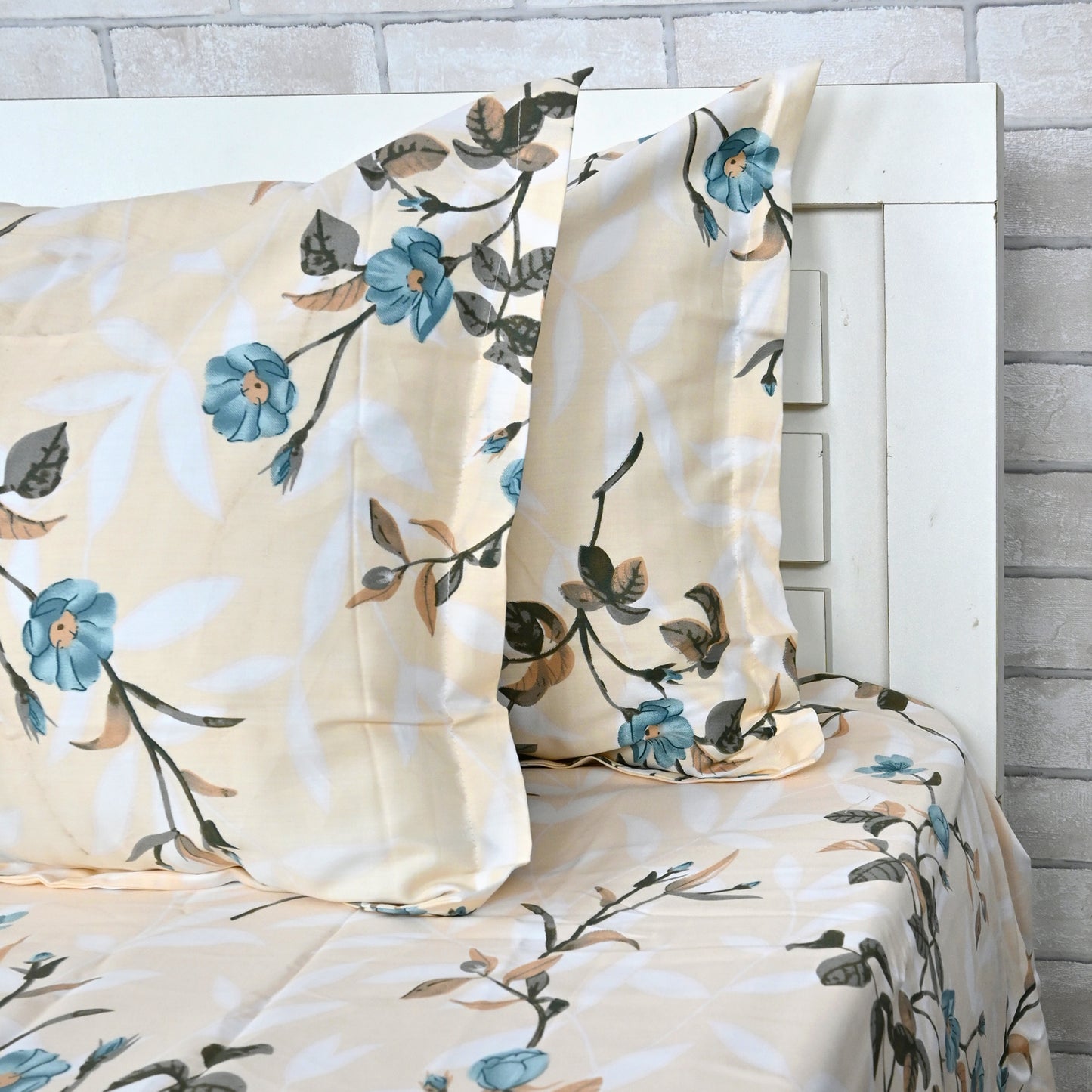 210 TC Elegant Floral Gold King Size Bedsheet with 2 Pillow Covers
