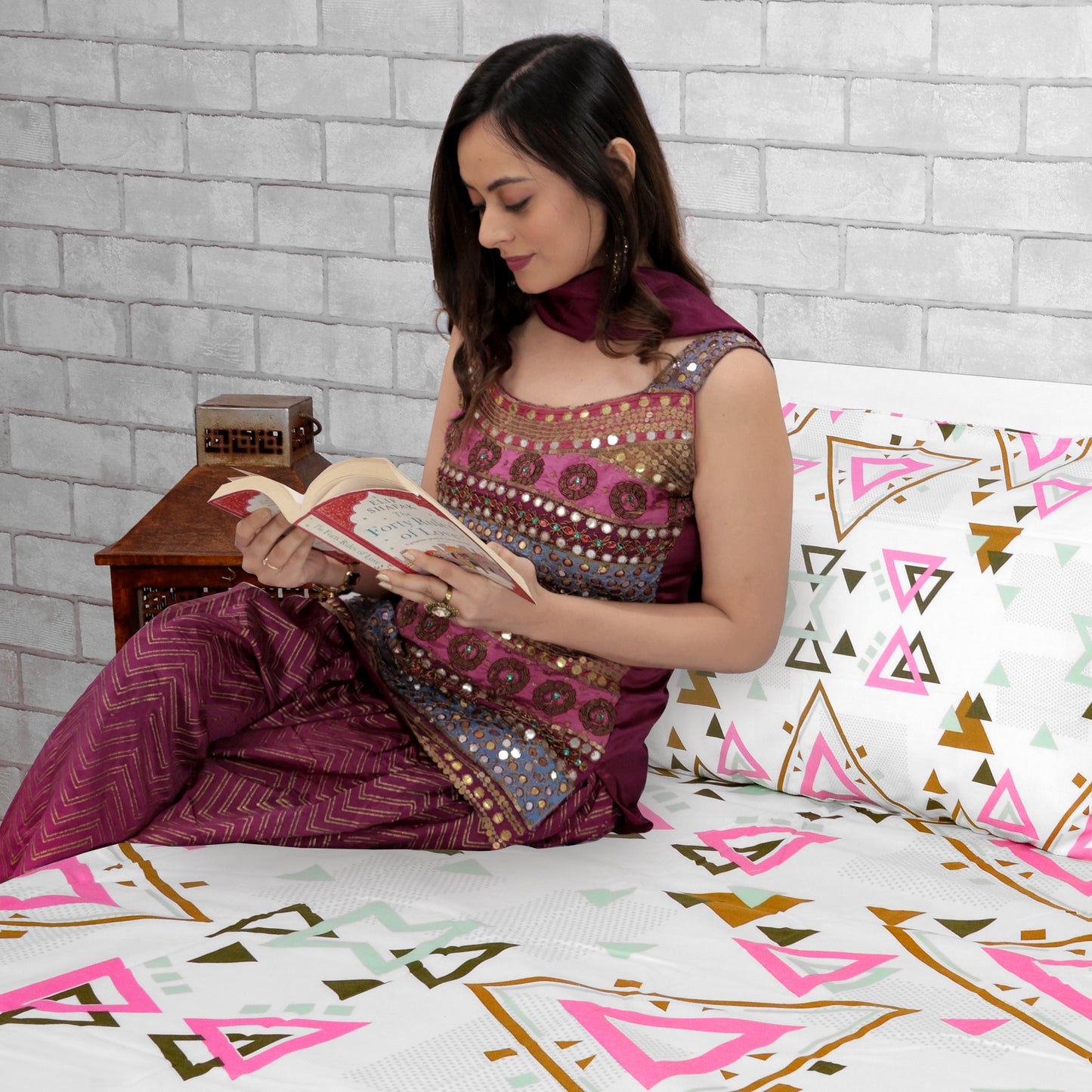 Pink Olive Geometric 144 TC Polycotton Single Bedsheet With 1 Pillowcover