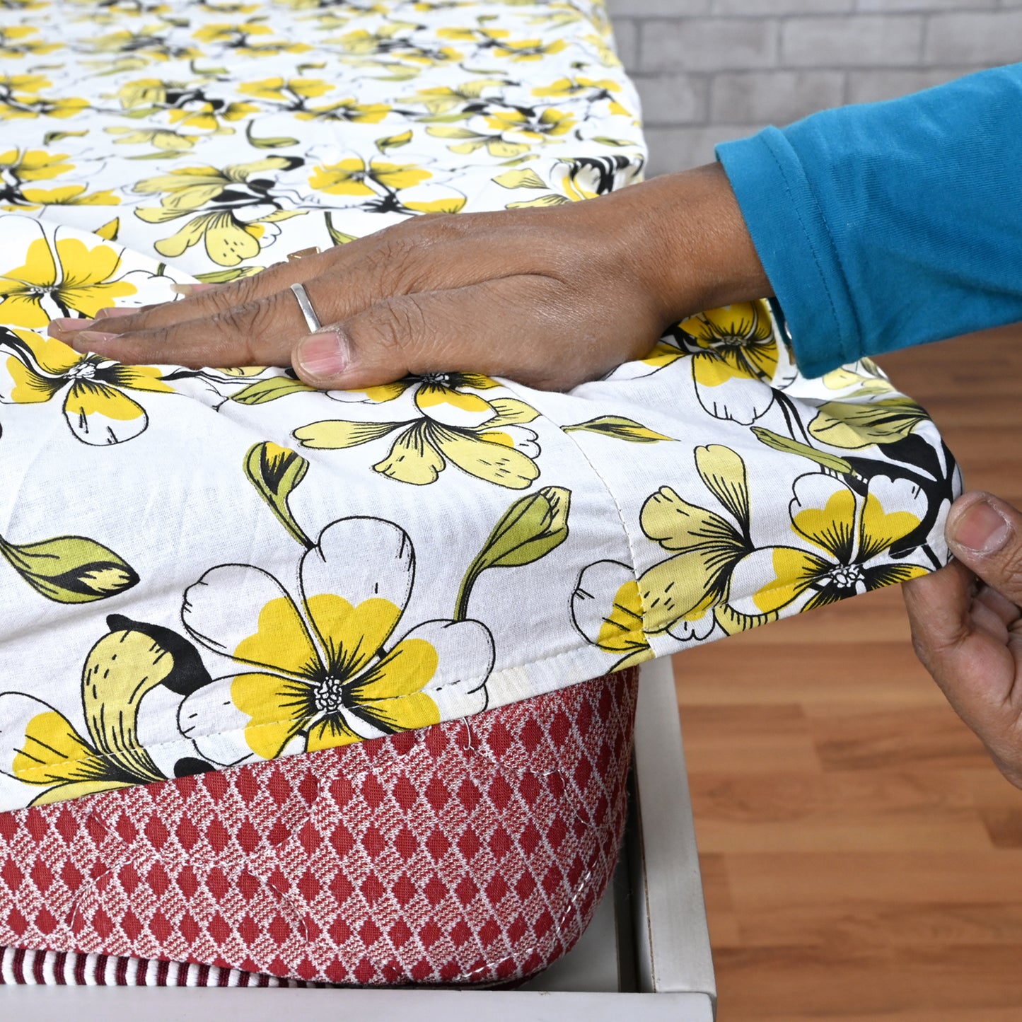 Golden Daffodil Floral 144 TC Cotton King Fitted Bedsheet With 2 Pillowcovers