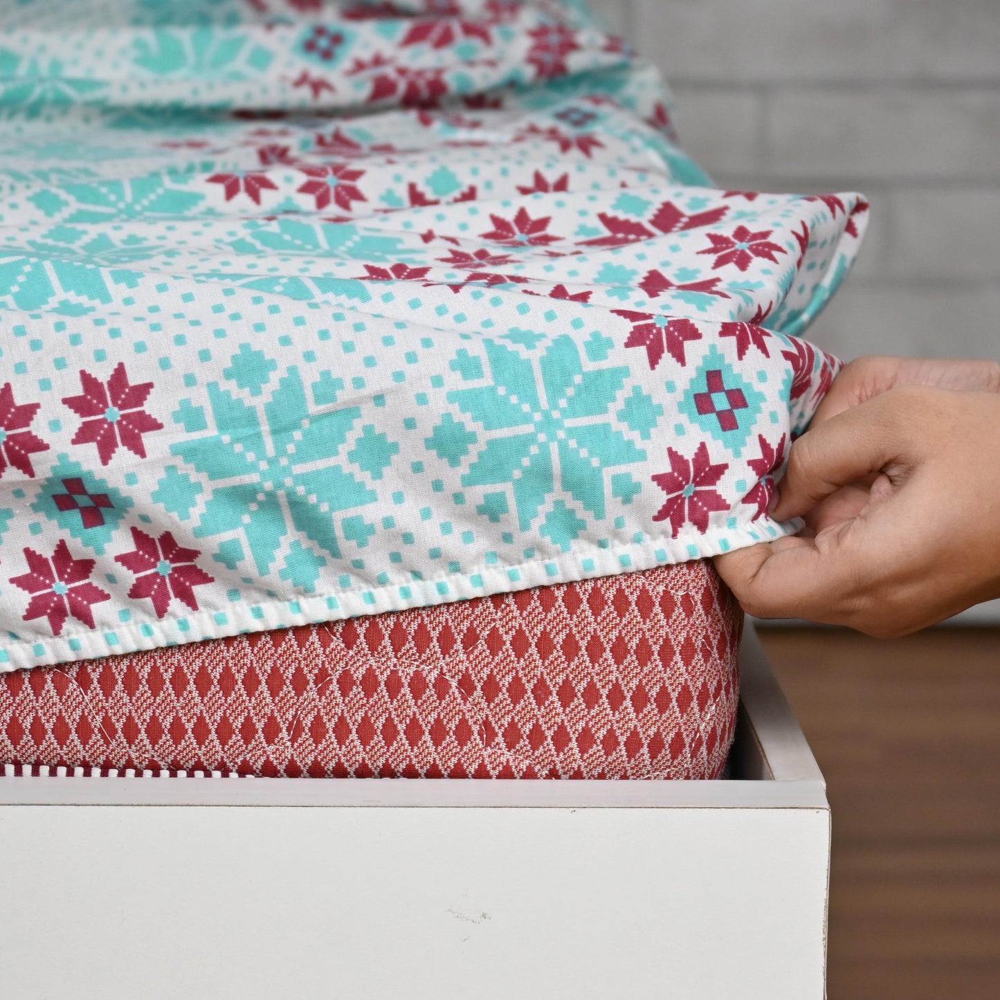 Aqua Scarlet Floral 144 TC Polycotton Double Fitted Bedsheet With 2 Pillowcovers