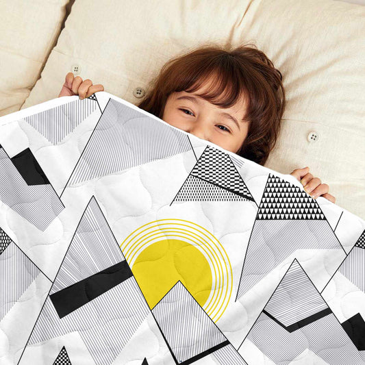 Black and White Triangle Pattern 120 GSM Microfiber Baby Single Bed Quilt Comforters for Kids