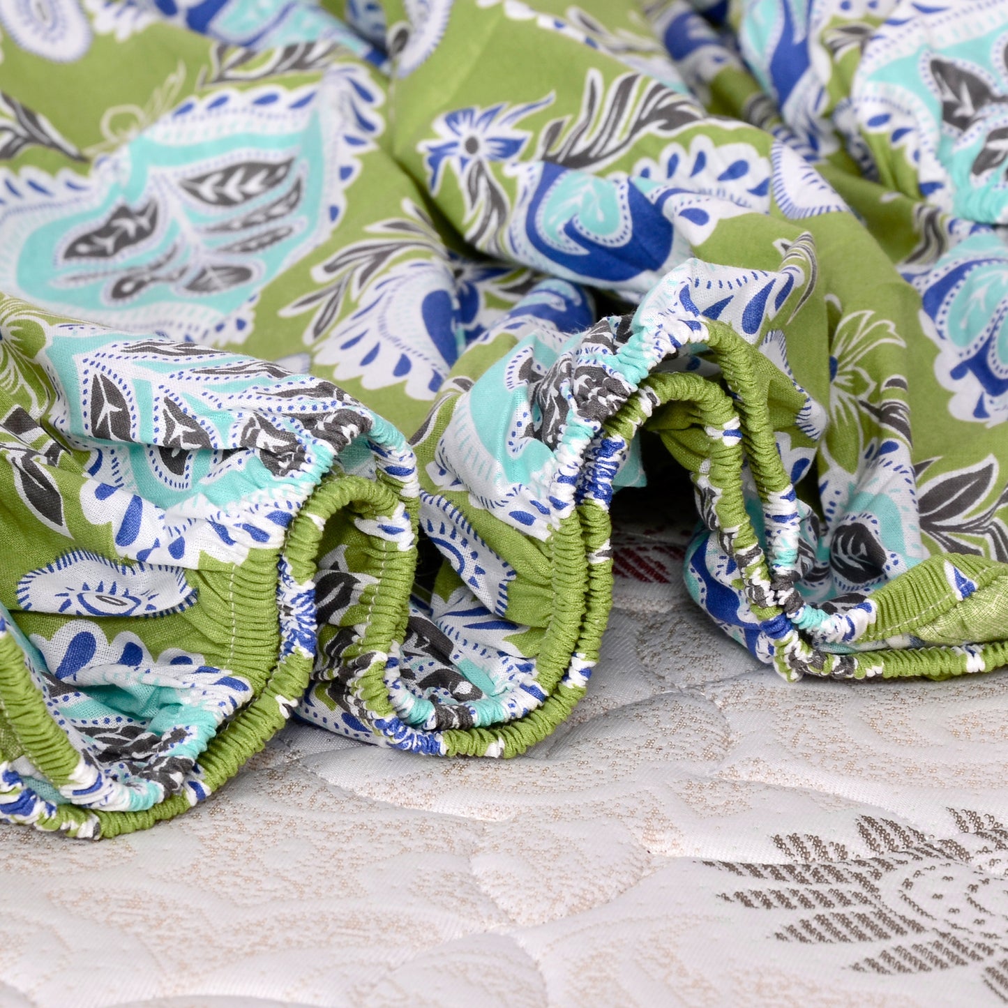 Palm Green Floral 144 TC Cotton King Fitted Bedsheet With 2 Pillowcovers