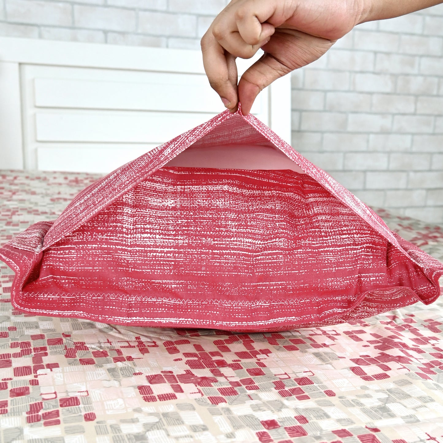 Red & Grey Mosaic Bloom 144 TC Cotton Double Bedsheet With 2 Pillowcovers