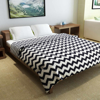 Black And White Microfiber 150 GSM Zig Zag Pattern Reversible Double Bed AC Quilt Comforter