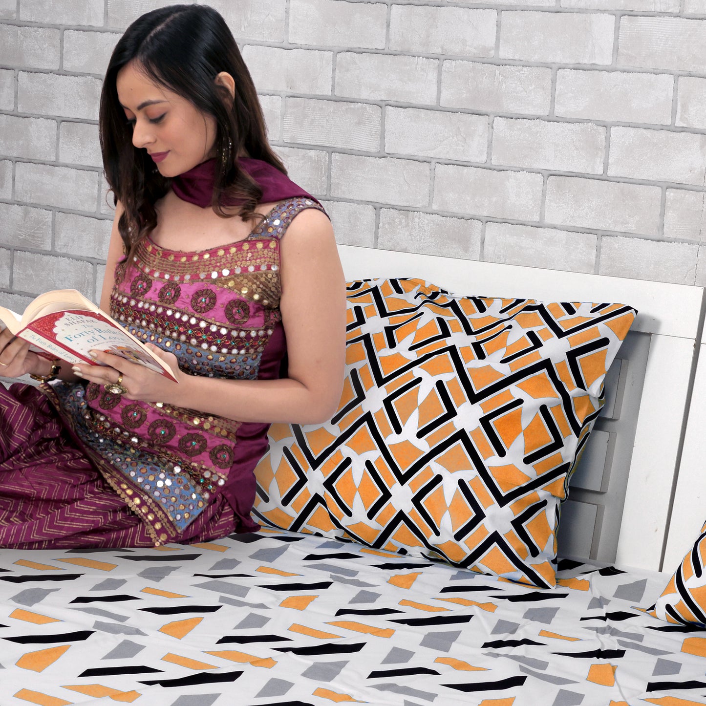 Peach & Black Abstract 144 TC Polycotton Double Bedsheet With 2 Pillowcovers