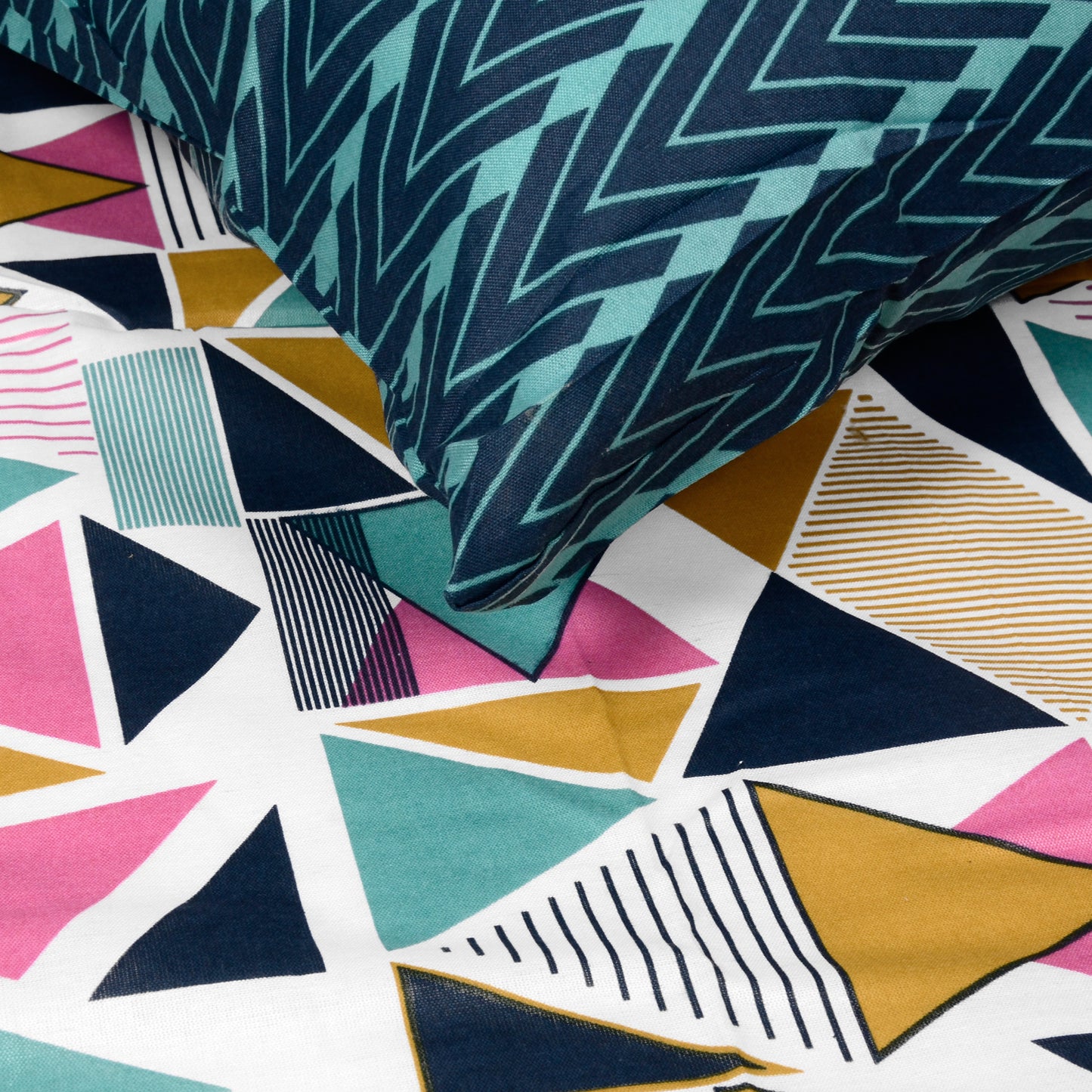 144 TC Multicolor Geometric Cotton Double Bedsheet With 2 Pillowcovers