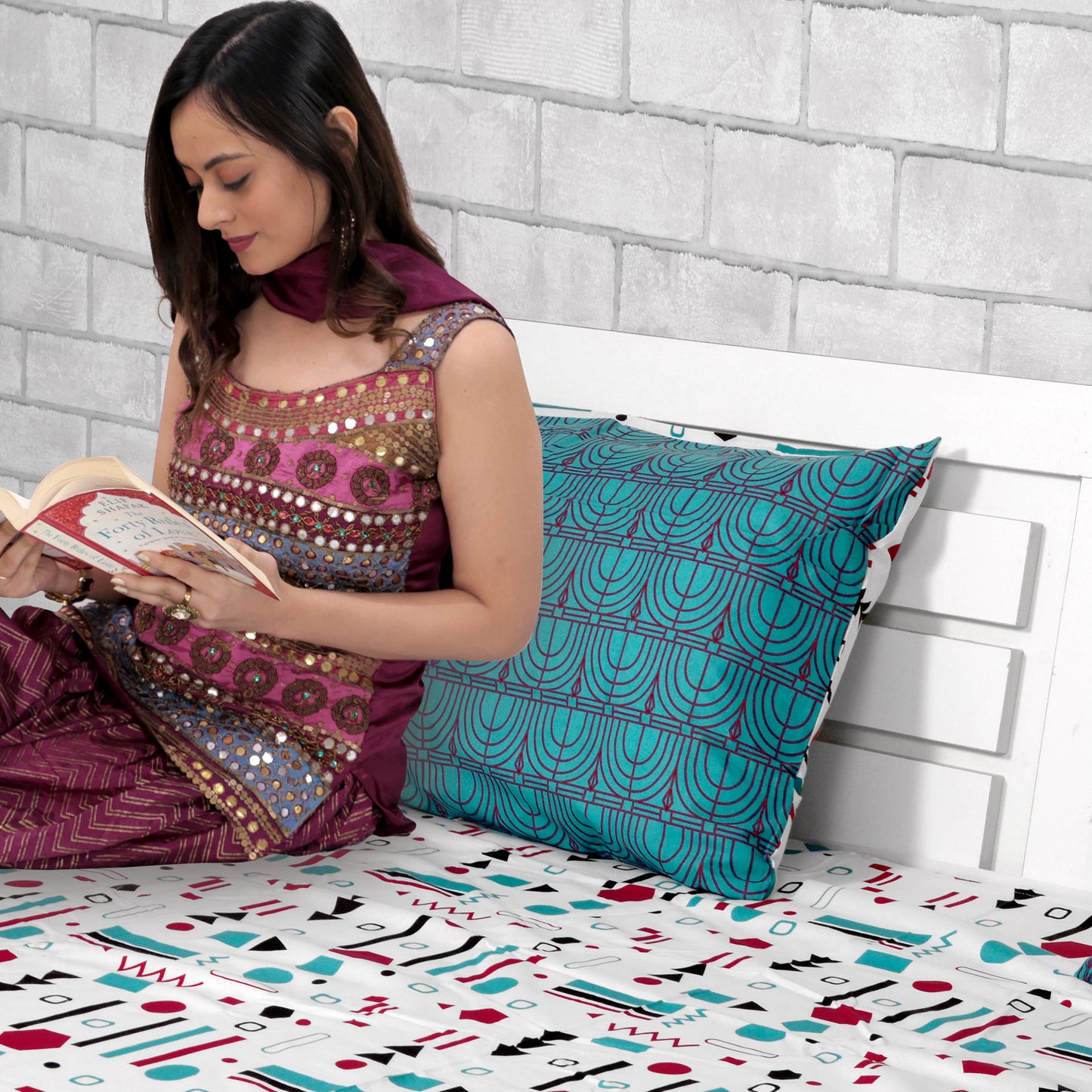 Red, Teal & White Abstract 144 TC Polycotton Double Bedsheet With 2 Pillowcovers